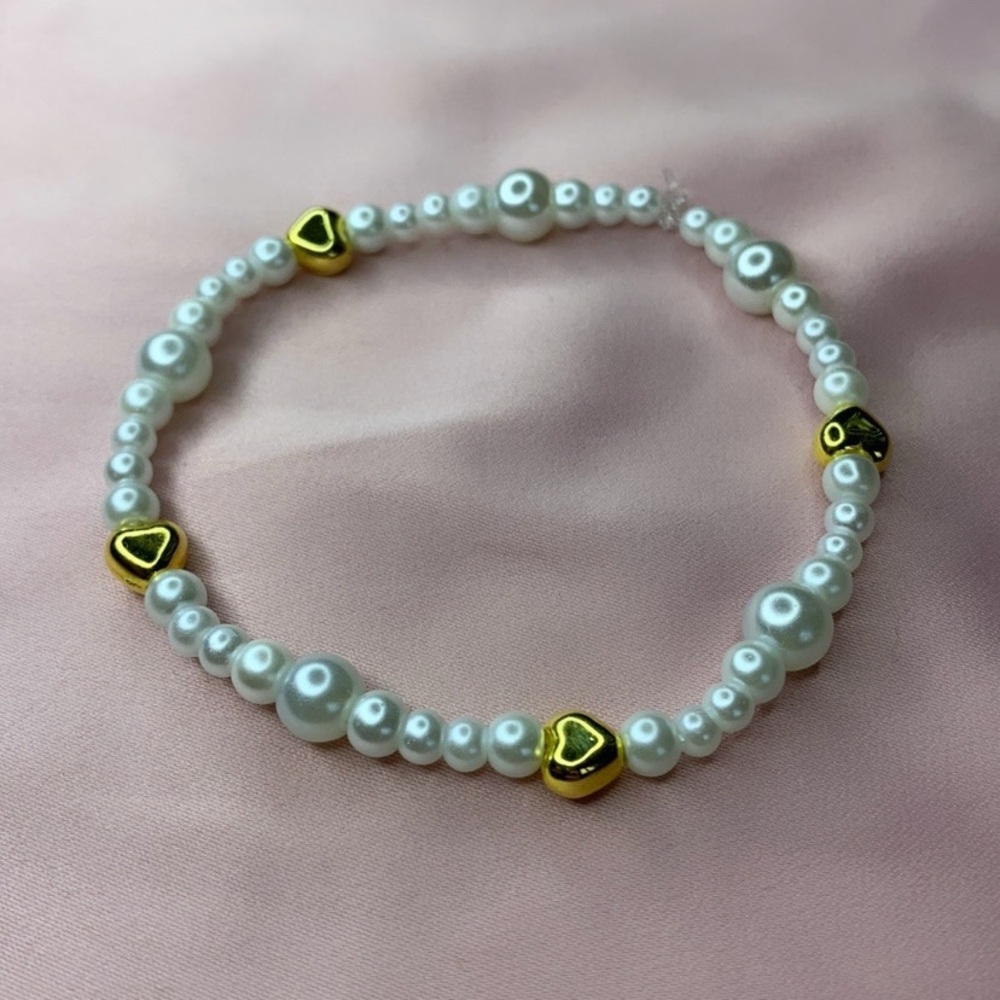5/$20 ENTIRE SHOP CLEARANCE Valentines “lovely” bracelet 💛